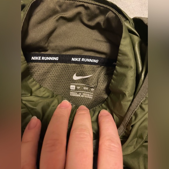 Nike Essential Running Jacket packable - Picture 8 of 15